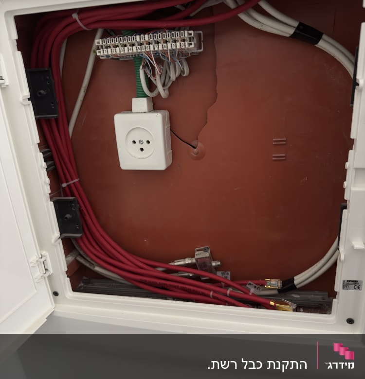 ארון תקשורת עם כבלים אדומים ולבנים מחוברים